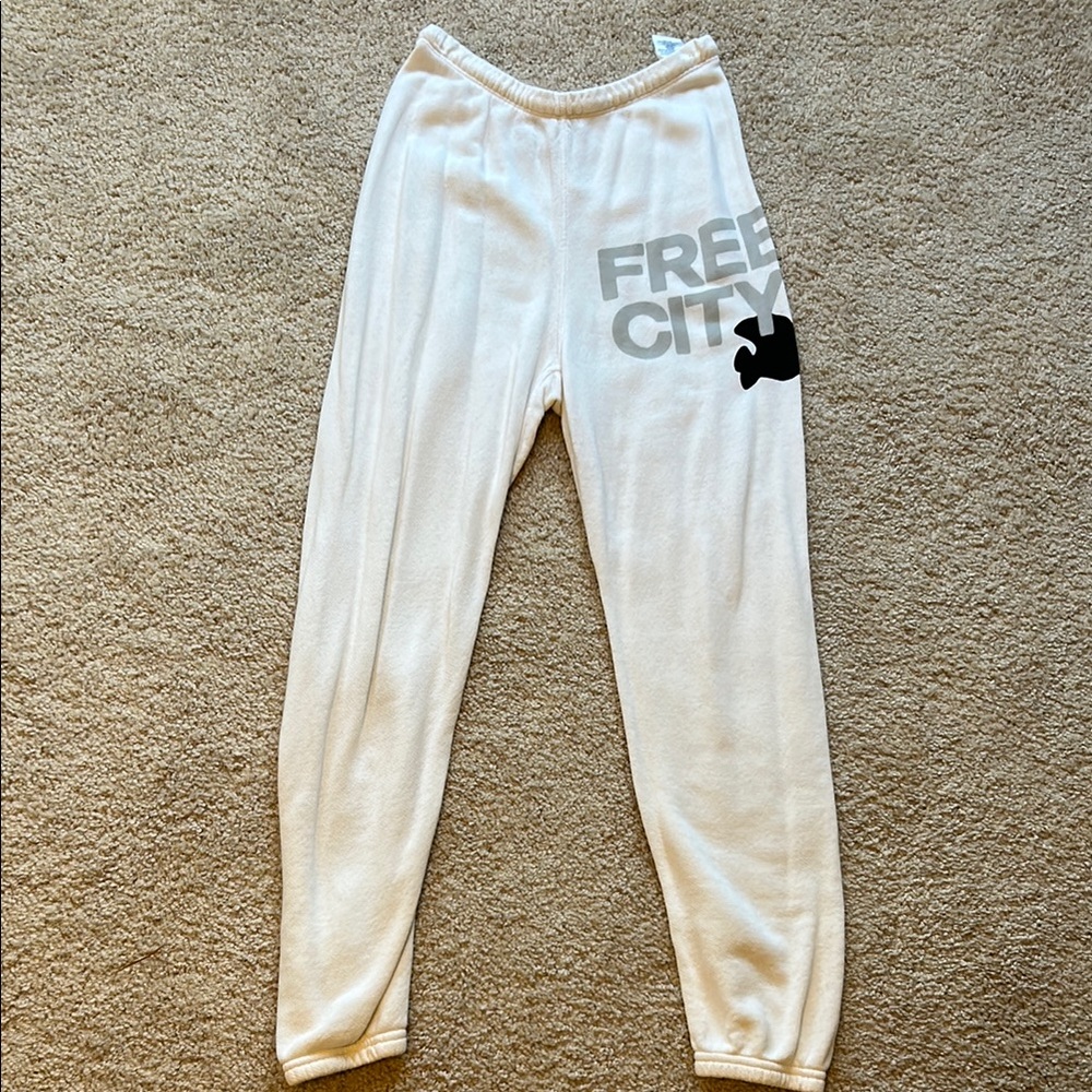 freecity Super Fluff space cream size small. Like new!